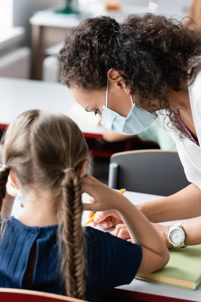 Africano Americano Insegnante Aiutare Studentessa Durante Lezione — Foto Stock