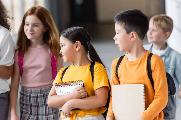 Asiatico Bambini Holding Notebook Vicino Classmates Africano Americano Insegnante — Foto Stock