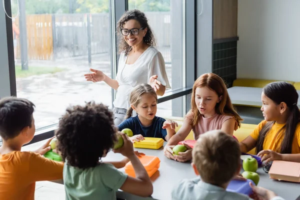 Glad Afrikansk Amerikansk Lärare Pratar Med Multietniska Elever Skolan Matsal — Stockfoto