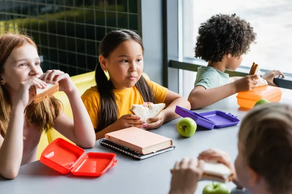 多民族の子供たちが給食を食べながら — ストック写真