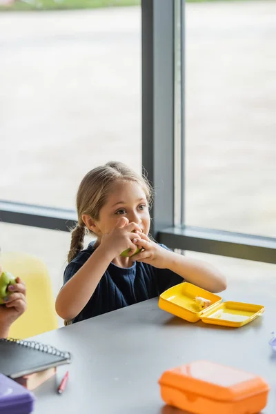 Colegiala Comiendo Manzana Fresca Escuela Comedor —  Fotos de Stock