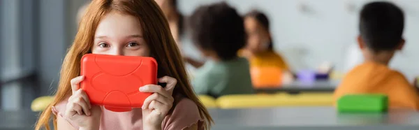 Rothaarige Mädchen Verschleiert Gesicht Mit Lunchbox Schulspeiseraum Banner — Stockfoto