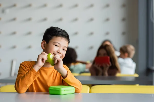 Glad Asiatisk Pojke Med Färska Äpple Ler Mot Kameran Skolan — Stockfoto