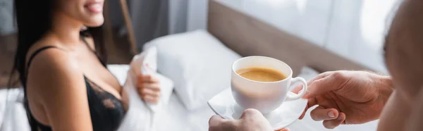 Vista Cortada Homem Desfocado Sem Camisa Segurando Copo Cappuccino Perto — Fotografia de Stock