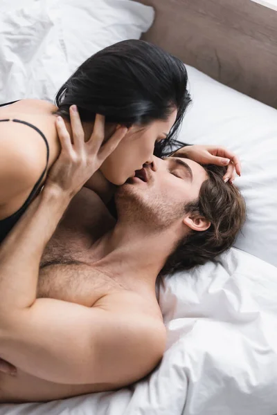 High Angle View Passionate Couple Kissing Bedroom — Stock Photo, Image