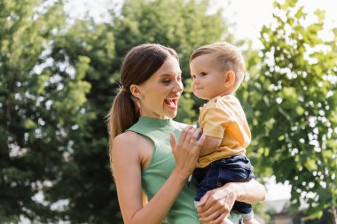 Şaşkın genç anne kucağında kucağında küçük oğlu.