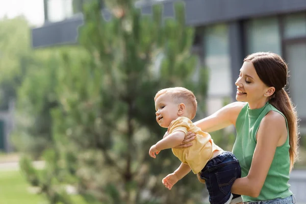 Feliz Joven Madre Sosteniendo Brazos Hijo Pequeño — Foto de Stock