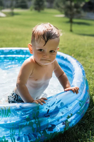 Peuter Jongen Staan Opblaasbaar Zwembad Kijken Naar Camera — Stockfoto