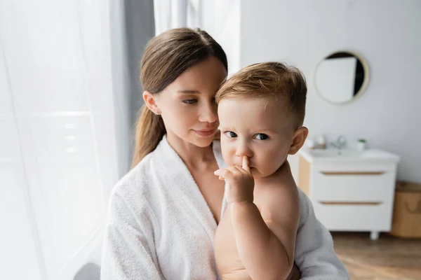 Junge Mutter Bademantel Hält Kleinkind Arm — Stockfoto