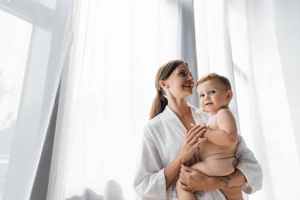 Alegre Tatuado Madre Albornoz Celebración Brazos Desnudo Niño — Foto de Stock