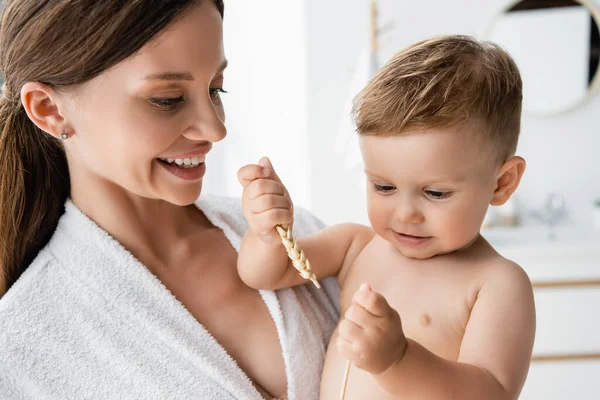 Madre Sorridente Accappatoio Guardando Figlio Del Bambino Che Tiene Mano — Foto Stock