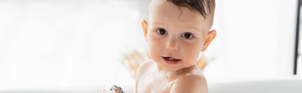 Molhado Criança Menino Com Espuma Banho Corpo Olhando Para Câmera — Fotografia de Stock