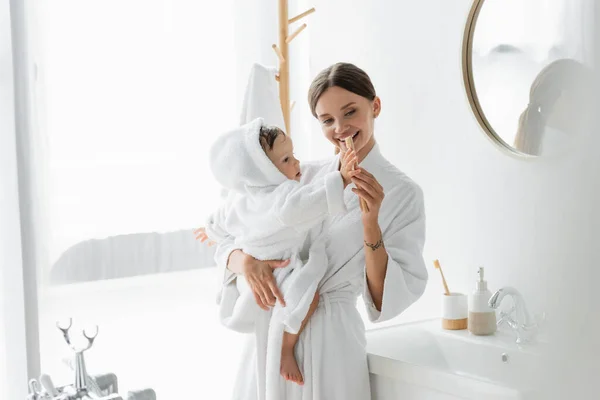 Felice Madre Braccio Bambino Figlio Accappatoio Spazzolino Denti — Foto Stock