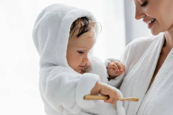 Niño Albornoz Sosteniendo Cepillo Dientes Cerca Madre Feliz — Foto de Stock