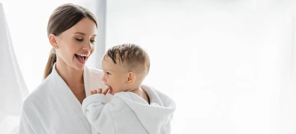 Erstaunte Mutter Schaut Kleinkind Bademantel Banner — Stockfoto