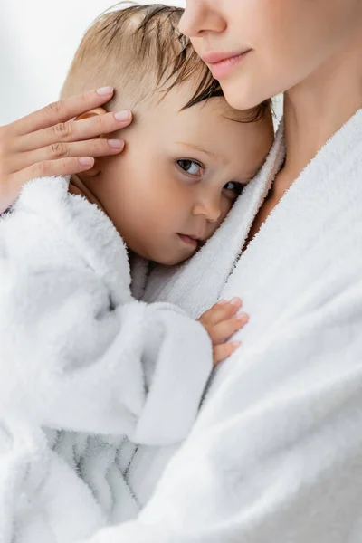 Närbild Ung Mor Håller Vapen Småbarn Son Badrock — Stockfoto