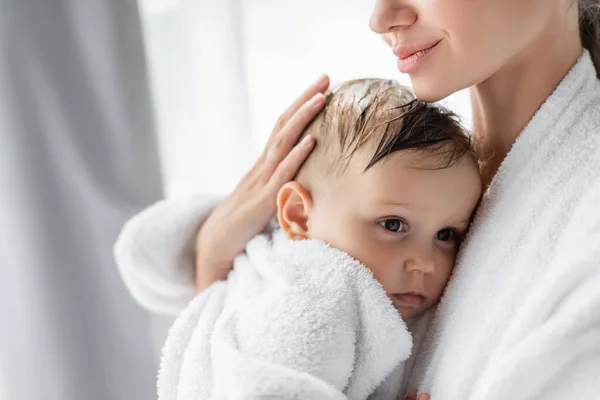 Contento Giovane Madre Braccio Bambino Figlio Accappatoio — Foto Stock