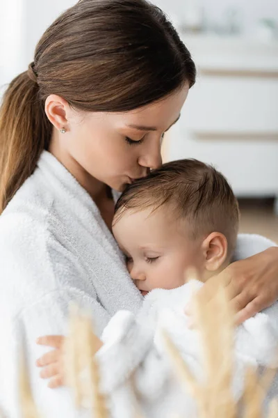 Fiatal Anya Csók Fej Kisgyermek Fia Fürdőköpenyben — Stock Fotó