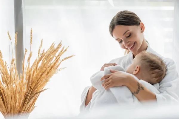 Feliz Madre Abrazando Hijo Pequeño Durmiendo Albornoz — Foto de Stock