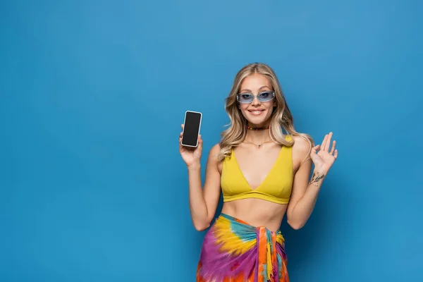 Glückliche Junge Frau Gelbem Bikini Top Mit Smartphone Und Leerem — Stockfoto