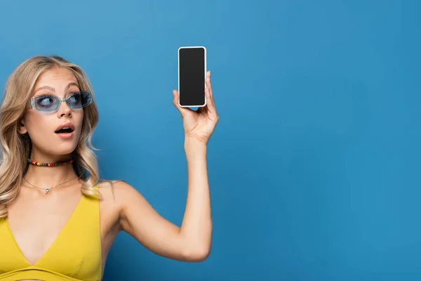 Surprised Young Woman Yellow Bikini Top Holding Smartphone Blank Screen — Stock Photo, Image