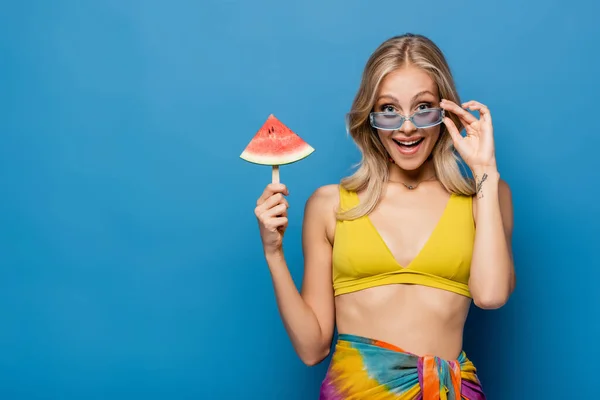 Alegre Joven Bikini Superior Ajustando Gafas Sol Sosteniendo Palillo Paleta — Foto de Stock