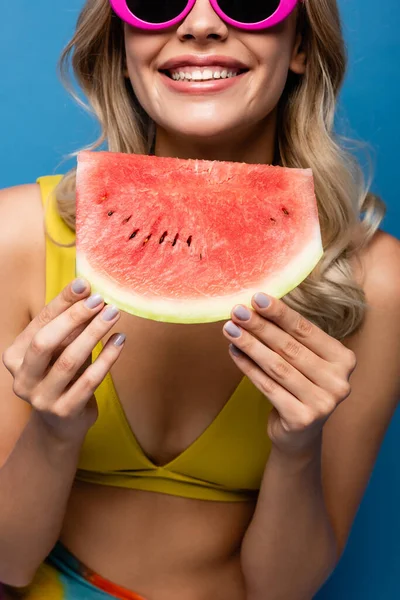 Vista Ritagliata Gioiosa Giovane Donna Occhiali Sole Rosa Con Fetta — Foto Stock