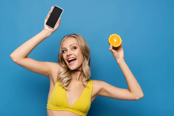 Vrolijke Jonge Vrouw Gele Bikini Top Met Oranje Helft Smartphone — Stockfoto