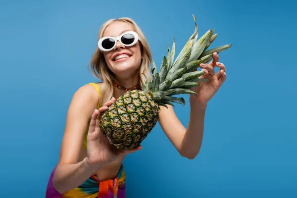 Potěšená Mladá Žena Slunečních Brýlích Bikinách Top Drží Zralé Ananas — Stock fotografie