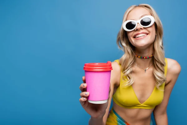 Mujer Joven Feliz Gafas Sol Bikini Superior Sosteniendo Taza Papel — Foto de Stock