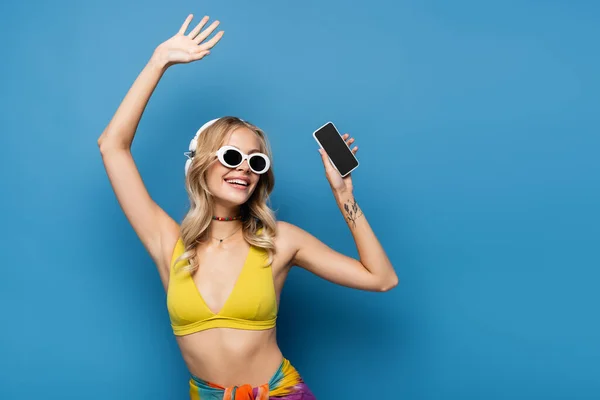 Mujer Feliz Auriculares Inalámbricos Bikini Superior Celebración Teléfono Inteligente Con — Foto de Stock