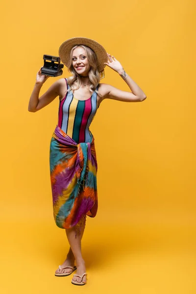 Full Length Joyful Woman Straw Hat Holding Vintage Camera Yellow — Stock Photo, Image