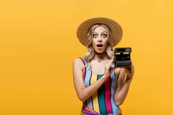 Surprised Woman Straw Hat Holding Vintage Camera Isolated Yellow — Stock Photo, Image