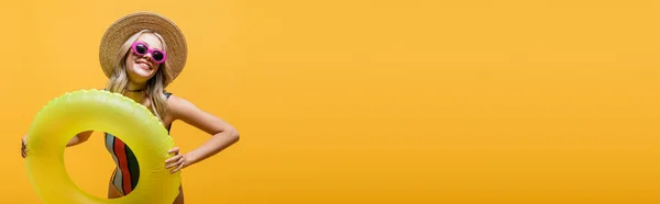 Mosolygós Napszemüvegben Fürdőruhában Felfújható Gyűrűt Tart Elszigetelve Sárga Zászlón — Stock Fotó
