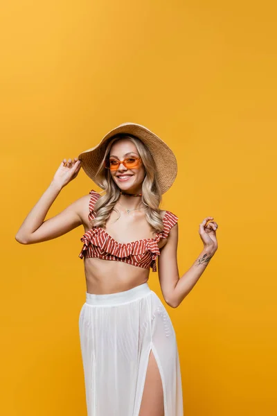 Mujer Sonriente Top Bikini Volantes Falda Blanca Ajustando Sombrero Sol —  Fotos de Stock
