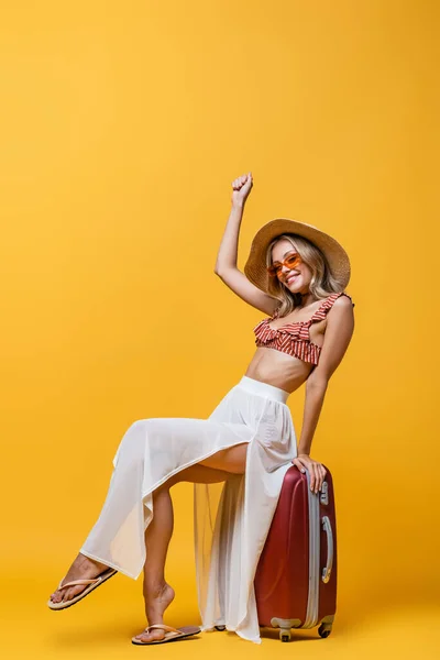 Longitud Completa Mujer Feliz Sombrero Sol Sentado Equipaje Regocijo Amarillo — Foto de Stock