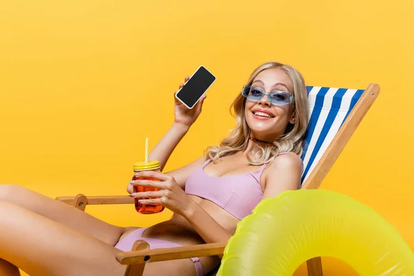 Mujer Feliz Gafas Sol Traje Baño Sentado Silla Cubierta Con — Foto de Stock