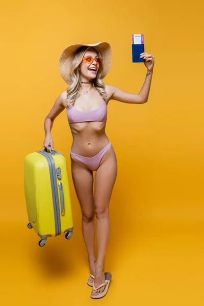 Pełna Długość Podekscytowanej Kobiety Kapeluszu Kostiumie Kąpielowym Stojącej Bagażem Trzymając — Zdjęcie stockowe