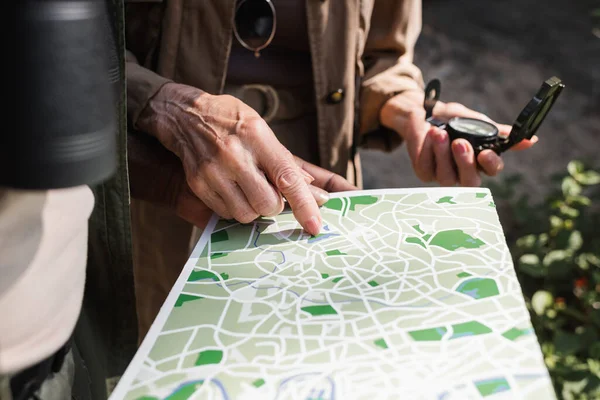 Vista Recortada Una Mujer Mayor Con Brújula Apuntando Mapa Cerca — Foto de Stock