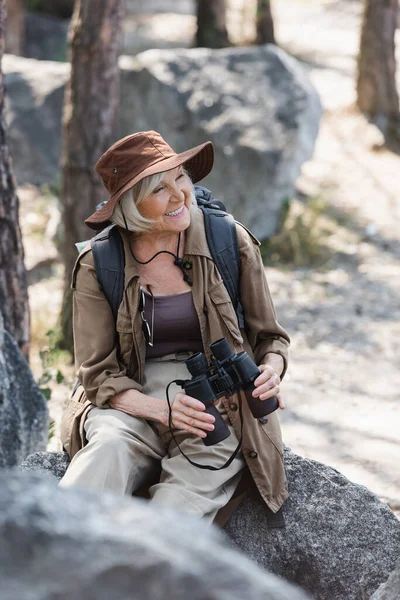 Positiv Vandrare Med Ryggsäck Och Kikare Sittande Sten Skogen — Stockfoto