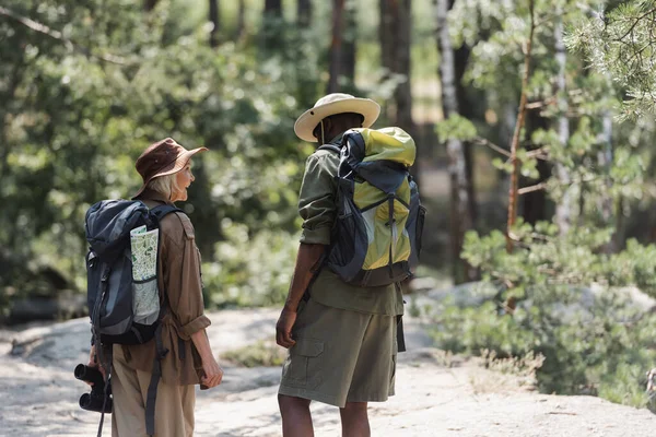 Dürbünlü Olumlu Yürüyüşçü Ormandaki Afrikalı Amerikalı Kocaya Bakıyor — Stok fotoğraf