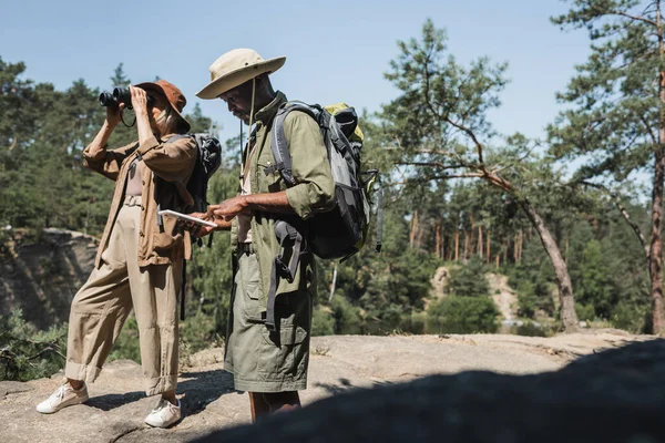 Afrika Kökenli Amerikalı Yürüyüşçü Dijital Tablet Kullanıyor Ormanda Dürbünüyle Kıdemli — Stok fotoğraf
