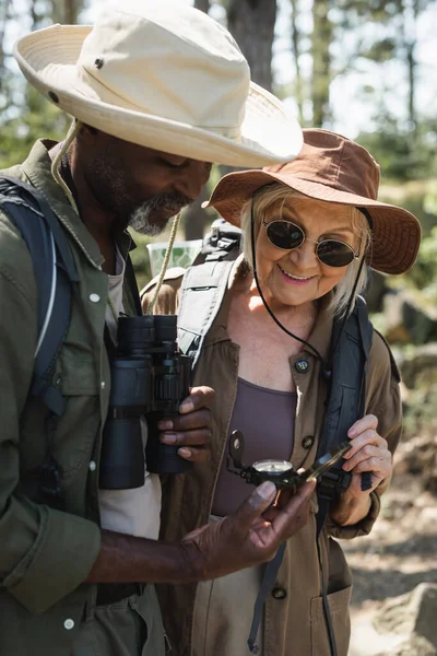 Leende Äldre Kvinna Står Nära Afrikansk Amerikansk Man Med Kikare — Stockfoto