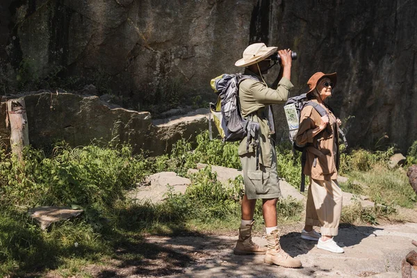 Afrika Kökenli Amerikalı Bir Adam Karısının Yanında Dürbün Kayalıklara Bakıyor — Stok fotoğraf