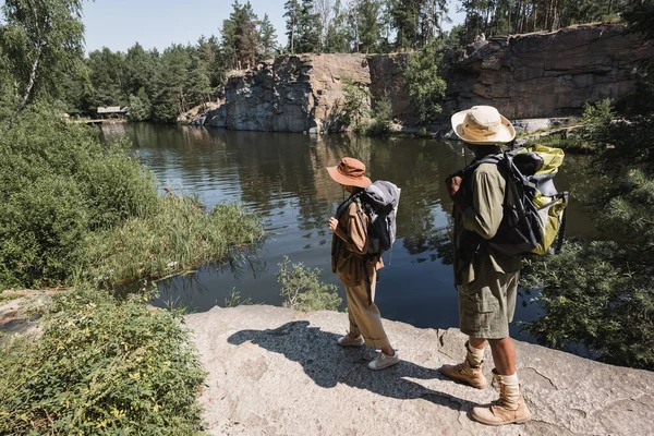 Familia Multiétnica Con Mochilas Roca Cerca Del Lago — Foto de Stock