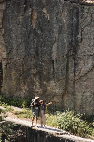 站在妻子身边的资深非洲游客用手指和悬崖指指 — 图库照片