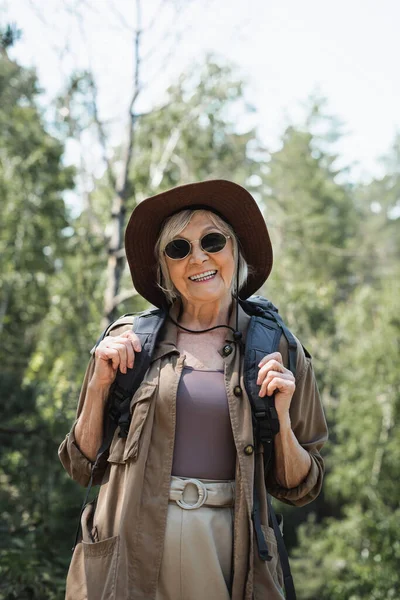 Alegre Excursionista Edad Gafas Sol Que Sostiene Mochila Bosque — Foto de Stock