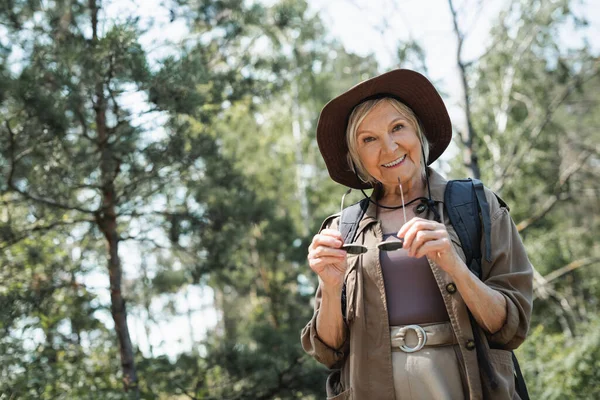 Senior Resenär Med Ryggsäck Med Solglasögon Skogen — Stockfoto