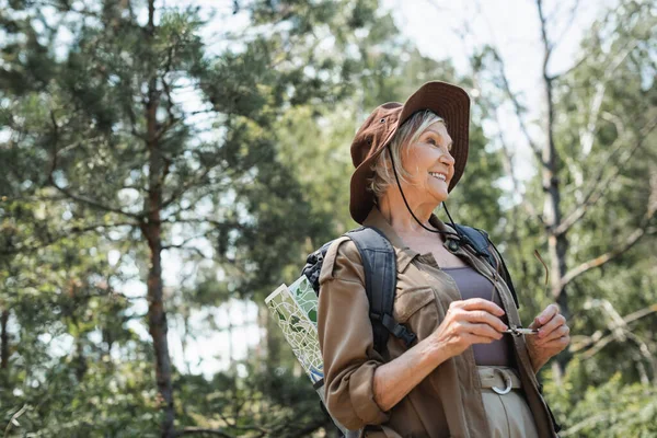 Boldog Idős Turista Hátizsák Térkép Napszemüveg Álló Erdő — Stock Fotó