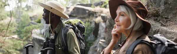 Turista Americano Africano Sênior Com Postes Trekking Perto Esposa Borrada — Fotografia de Stock